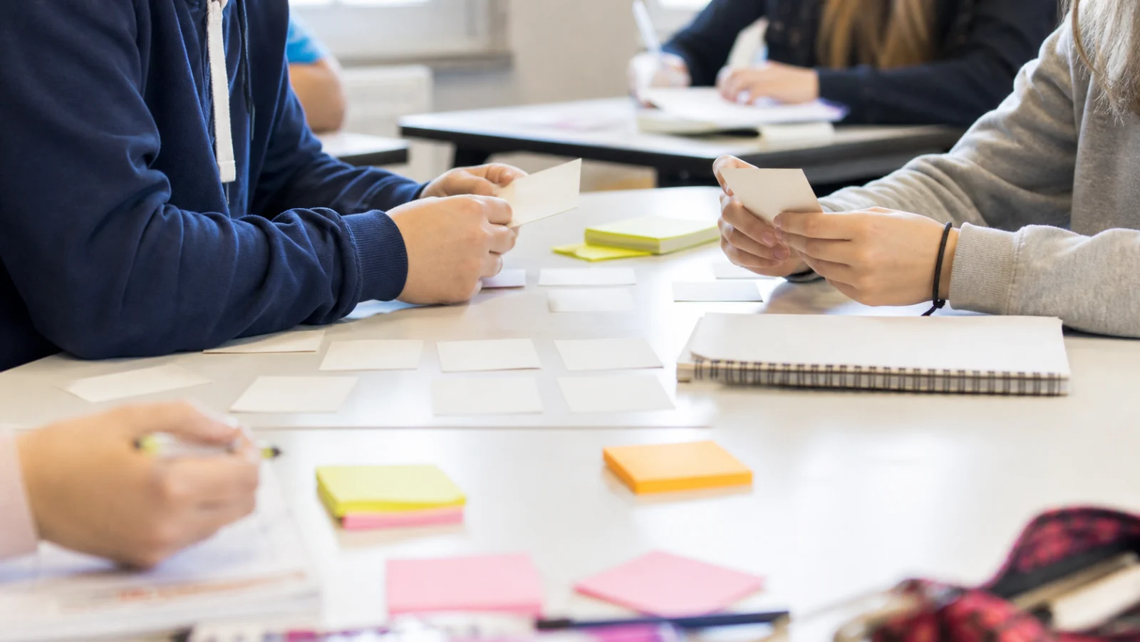 Jeunes préparant des cartes pour organiser une prise de parole