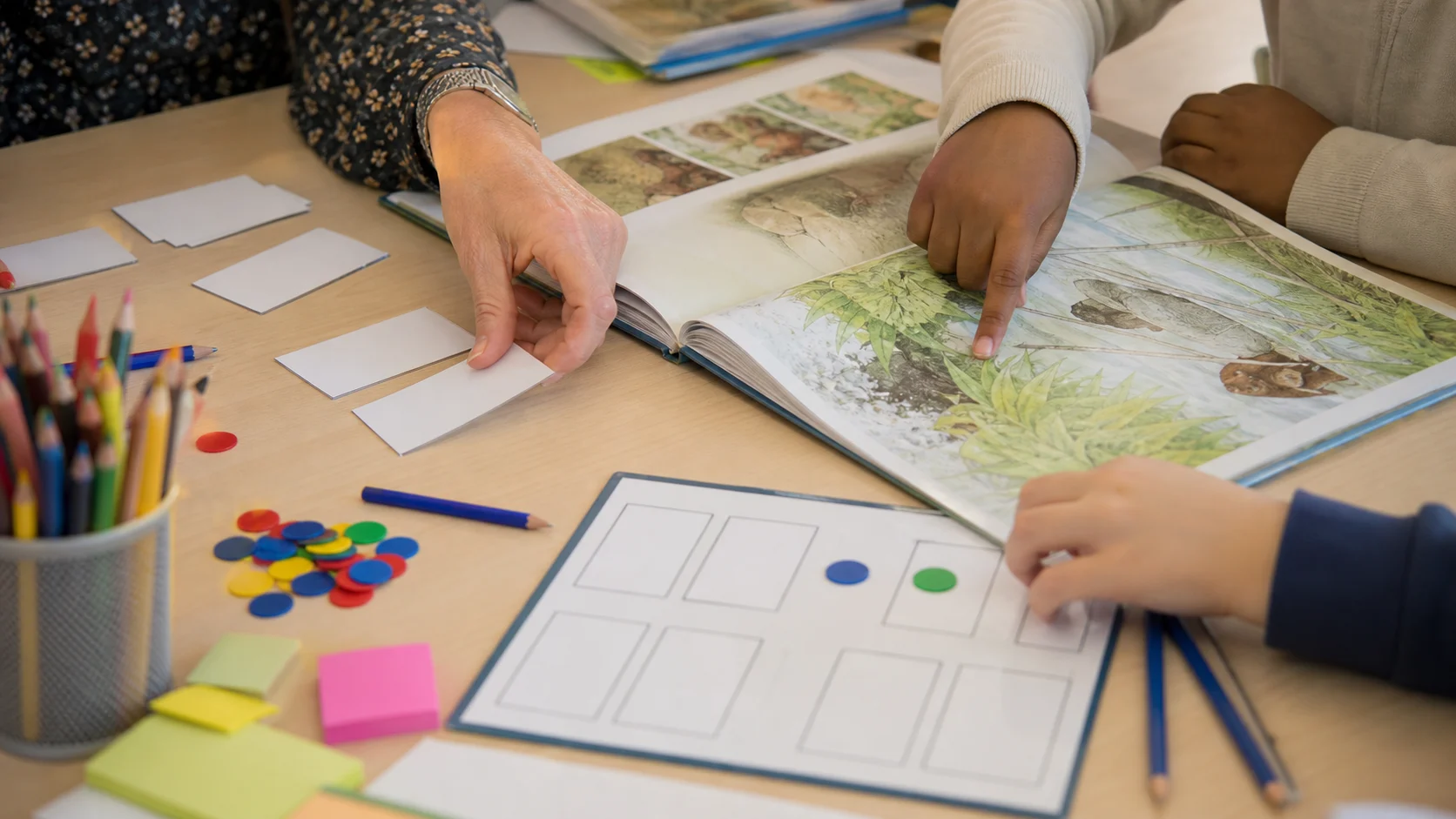 Atelier de lecture interactive avec livre, cartes et indices visuels